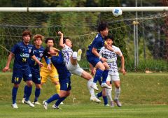 １回戦の札幌大戦でスカイアースのＤＦ深井裕希主将（右手前、青色ユニホーム）がゴールを死守する＝金野和彦撮影