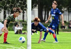 【決勝・北海道十勝スカイアース―道教育大岩見沢校】前半３１分、北海道十勝スカイアースのＦＷ下田康太（中央、青色ユニホーム）がヘッドで先制点を挙げる（金野和彦撮影）