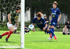 【決勝・北海道十勝スカイアース－道教育大岩見沢校】前半３１分、北海道十勝スカイアースのＦＷ下田康太（青色のユニホーム、右から２人目）が、ヘッドで先制点を挙げる（金野和彦撮影）