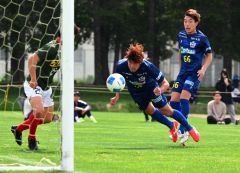 【決勝・北海道十勝スカイアース－道教育大岩見沢校】前半３１分、北海道十勝スカイアースのＦＷ下田康太（青色のユニホーム、右から２人目）が、ヘッドで先制点を挙げる（金野和彦撮影）