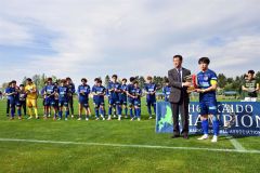 優勝杯を受け取る深井祐希主将（右）＝金野和彦撮影