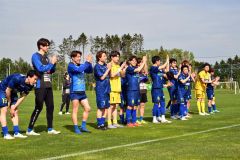 １－０で道教育大岩見沢校を下し、優勝を飾った北海道十勝スカイアース。試合後、観客にあいさつをする選手たち（金野和彦撮影）