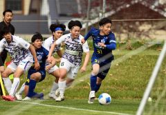 後半途中から出場し、相手からボールを奪い、攻撃に転じる相馬将夏（青色のユニホーム、右）＝金野和彦撮影