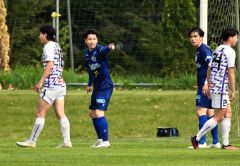 後半途中から出場した相馬将夏（青色のユニホーム、左）。自分のゴール前で、仲間に指示を出す相馬（金野和彦撮影）