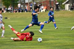 【１回戦・北海道十勝スカイアース－札幌大】前半、札幌大のゴールを襲うスカイアースのＦＷ澁谷雅也（青色のユニホーム、背番号１１）＝金野和彦撮影