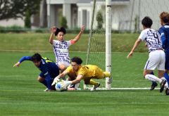 前半、札幌大のシュートをスカイアースのＧＫ金子優希（黄色のユニホーム）が好守（金野和彦撮影）