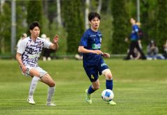 後半、ボールをキープするスカイアースのＤＦ内山裕貴（右）＝金野和彦撮影