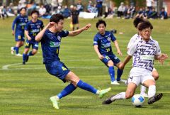 １回戦の札幌大学戦で積極的にシュートを打つ（４）内山裕貴（左手前）＝金野和彦撮影