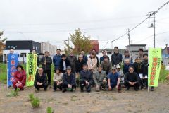 共同でゴミ拾いを行った６丁目町内会と池田署