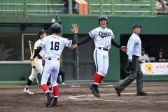 帯大谷は２回２死一、二塁で鷲足知哉が中前安打を放ち、二走の渡邉祥太が先制の本塁を踏む（須貝拓也撮影）