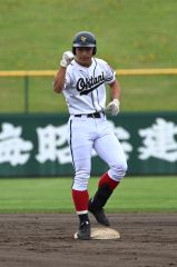 帯大谷の荒木拓翔は３回無死１塁でが左中間に二塁打を放ち、塁上でガッツポーズ（須貝拓也撮影）