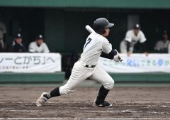 帯三条は三回の先頭打者、藤尾勇我が左前に初安打を放つ（須貝拓也撮影）