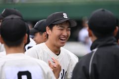 帯三条の先発、古川遙久投手は初回を三者凡退に打ち取り、笑顔でベンチに戻る（須貝拓也撮影）