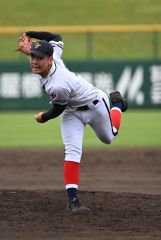 帯大谷の２番手として５回から登板した渡邉祥太投手（須貝拓也撮影）