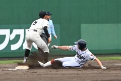 帯大谷の糸瀬拓未は６回１死二、三塁で左越えの２点適時打を放つ。快足をとばして三塁打とする（須貝拓也撮影）
