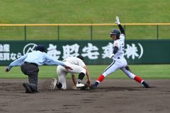帯大谷は６回１死一、三塁で家次陽希（右）が二盗を決める（須貝拓也撮影）