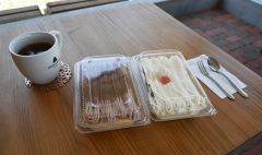 テラス席で、コーヒーを飲みながらケーキを食べることができる