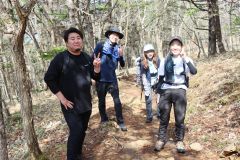 早朝５時に集合し、意気揚々と山頂を目指す同僚記者たち