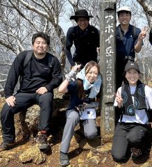 アポイ岳を登り達成感を味わった本紙記者。後列右が筆者