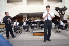 ソロ演奏を聴かせる帯広工業高吹奏楽部の部員。左は太田代表