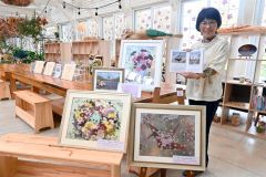 押し花インストラクター舟山さん　３０年の節目に展示会を開催