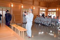 祭壇に玉ぐしを捧げ、労働災害ゼロを祈願する高橋社長