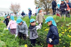 「大物」もあったよ　こども園園児がごみ拾い　大樹