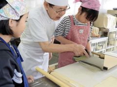そばを切る参加者。中央は講師の經堂さん

