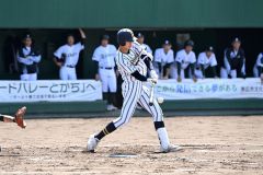 【準々決勝・白樺学園－足寄】白樺は２回２死一、二塁から半澤理玖が中前適時打を放ち先制する（須貝拓也撮影）