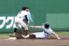 【決勝・帯大谷－帯三条】帯大谷の糸瀬拓未は６回１死二、三塁で左越えの２点適時打を放つ。快足をとばして三塁打とする（須貝拓也撮影）