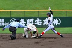 【決勝・帯大谷－帯三条】帯大谷は６回１死一、三塁で家次陽希（右）が二盗を決める（須貝拓也撮影）