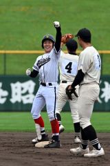 【決勝・帯大谷－帯三条】帯大谷の渡邉祥太は３回１死二、三塁で二点適時打となる左越え二塁打を放ち、塁上でガッツポーズ（須貝拓也撮影）