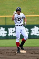 【決勝・帯大谷－帯三条】帯大谷の荒木拓翔は３回無死１塁でが左中間に二塁打を放ち、塁上でガッツポーズ（須貝拓也撮影）
