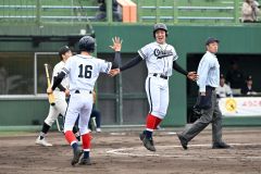 【決勝・帯大谷－帯三条】帯大谷は２回２死一、二塁で鷲足知哉が中前安打を放ち、二走の渡邉祥太が先制の本塁を踏む（須貝拓也撮影）