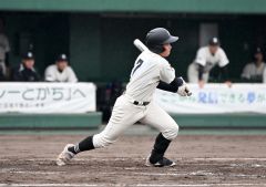 【決勝・帯大谷－帯三条】帯三条は三回の先頭打者、藤尾勇我が左前に初安打を放つ（須貝拓也撮影）