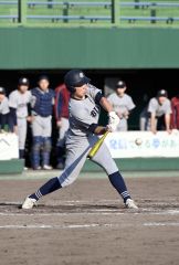 【準々決勝・帯工－帯農】帯工は８回２死三塁から４番で主将の高木柊人が中前適時打を放ち、１－１の同点とする（須貝拓也撮影）
