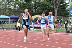 【男子１００メートル】トップでゴールを切った石田正龍（左、旭川志峯高－浦幌中出）
