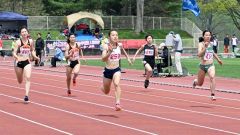 【女子１００メートル】スピードに乗る山崎心愛（中央、旭川志峯高－共栄中出）