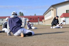 西田社長から腰回りのウオーミングアップを学ぶ生徒ら