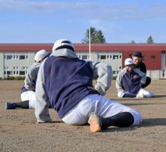 西田社長から腰回りのウオーミングアップを学ぶ生徒ら