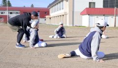 西田社長から腰回りのウオーミングアップを学ぶ生徒ら