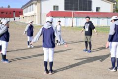 西田社長から肩のウオーミングアップを学ぶ生徒ら