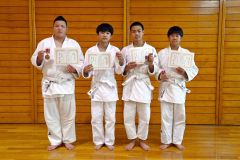 個人戦有級の部の入賞者。左から３位の佐藤宣也、優勝の延本崇佑、準優勝の大谷喜成、３位の瀬戸桜介
