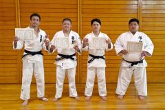 個人戦有段の部の入賞者。左から３位の福井貴弘、優勝の蜂屋翔大、準優勝の宮尾雄太、３位の成澤登夢
