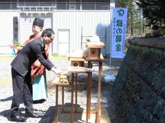 玉串をささげる井上町長