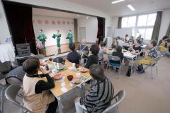 手作り料理を囲み交流　広尾「たんぽぽの会」が花見 2