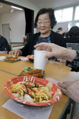 手作り料理を囲んで、楽しいひとときを過ごした参加者