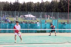 守りの要として後衛を務めた増岡（右）と秋本