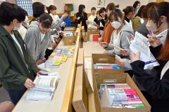 専門書、実際に手で取って選んで　ザ・本屋さん　教育現場での展示販売に力　看護学生らにも好評