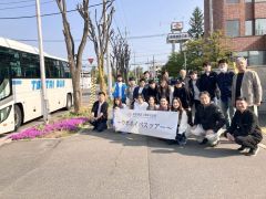 １１日にバスツアーに参加した社員とその家族ら（萩原建設工業提供）